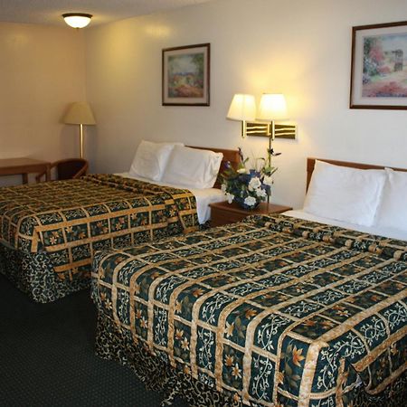 Super 8 By Wyndham Visalia Otel Dış mekan fotoğraf