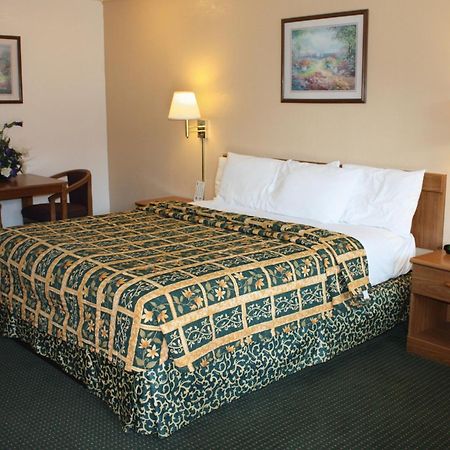 Super 8 By Wyndham Visalia Otel Dış mekan fotoğraf