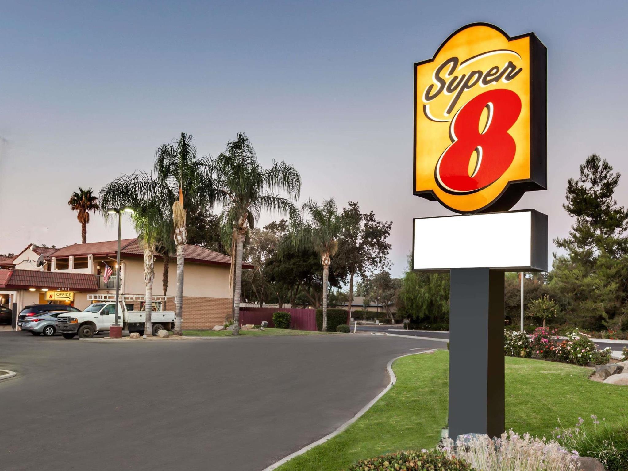 Super 8 By Wyndham Visalia Otel Dış mekan fotoğraf