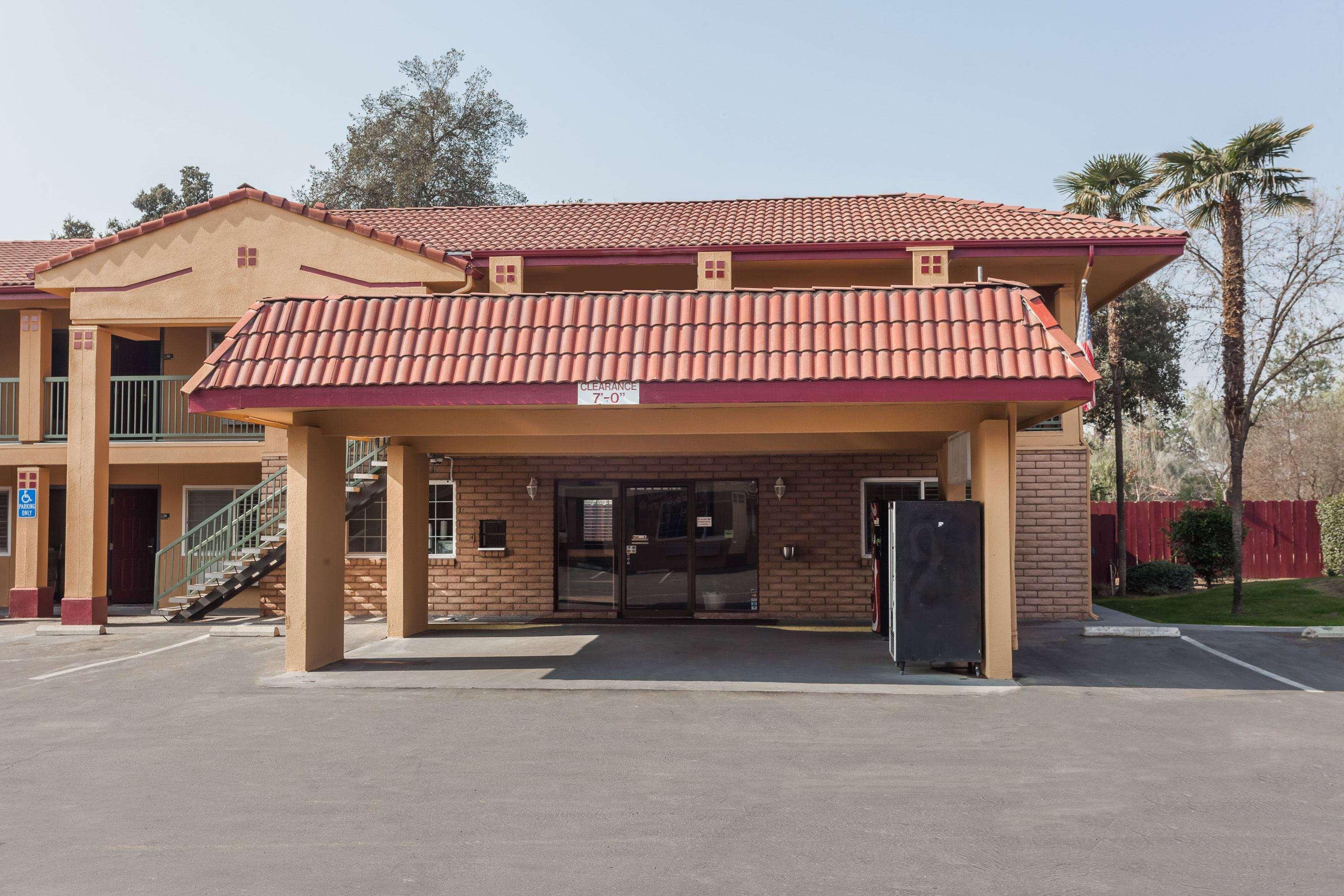 Super 8 By Wyndham Visalia Otel Dış mekan fotoğraf