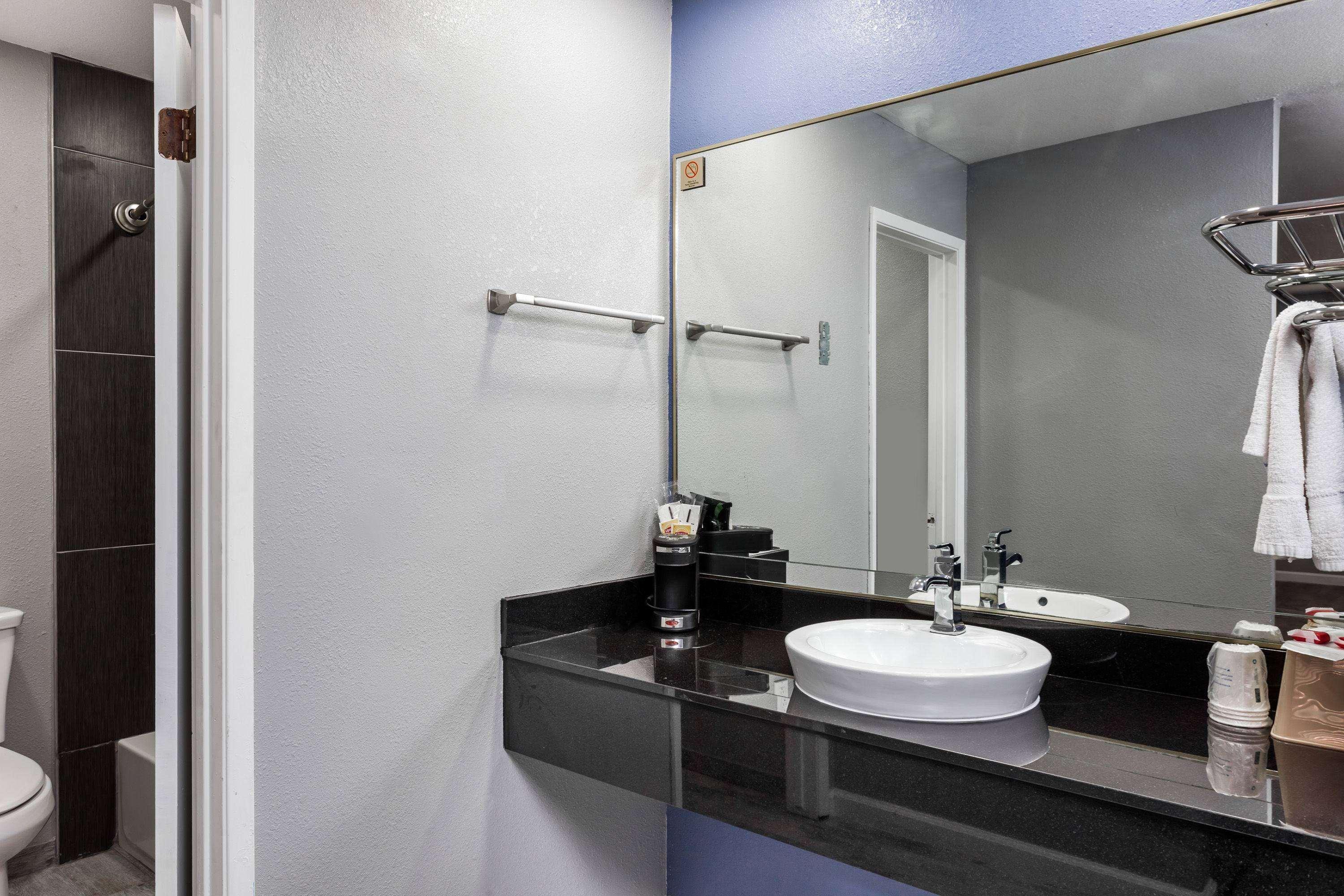 Super 8 By Wyndham Visalia Otel Dış mekan fotoğraf