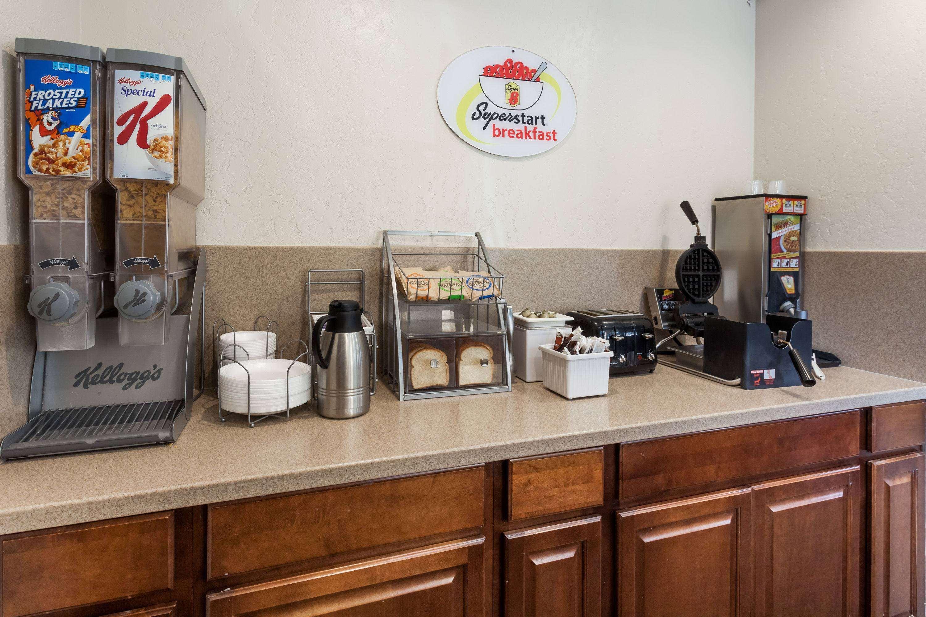 Super 8 By Wyndham Visalia Otel Dış mekan fotoğraf