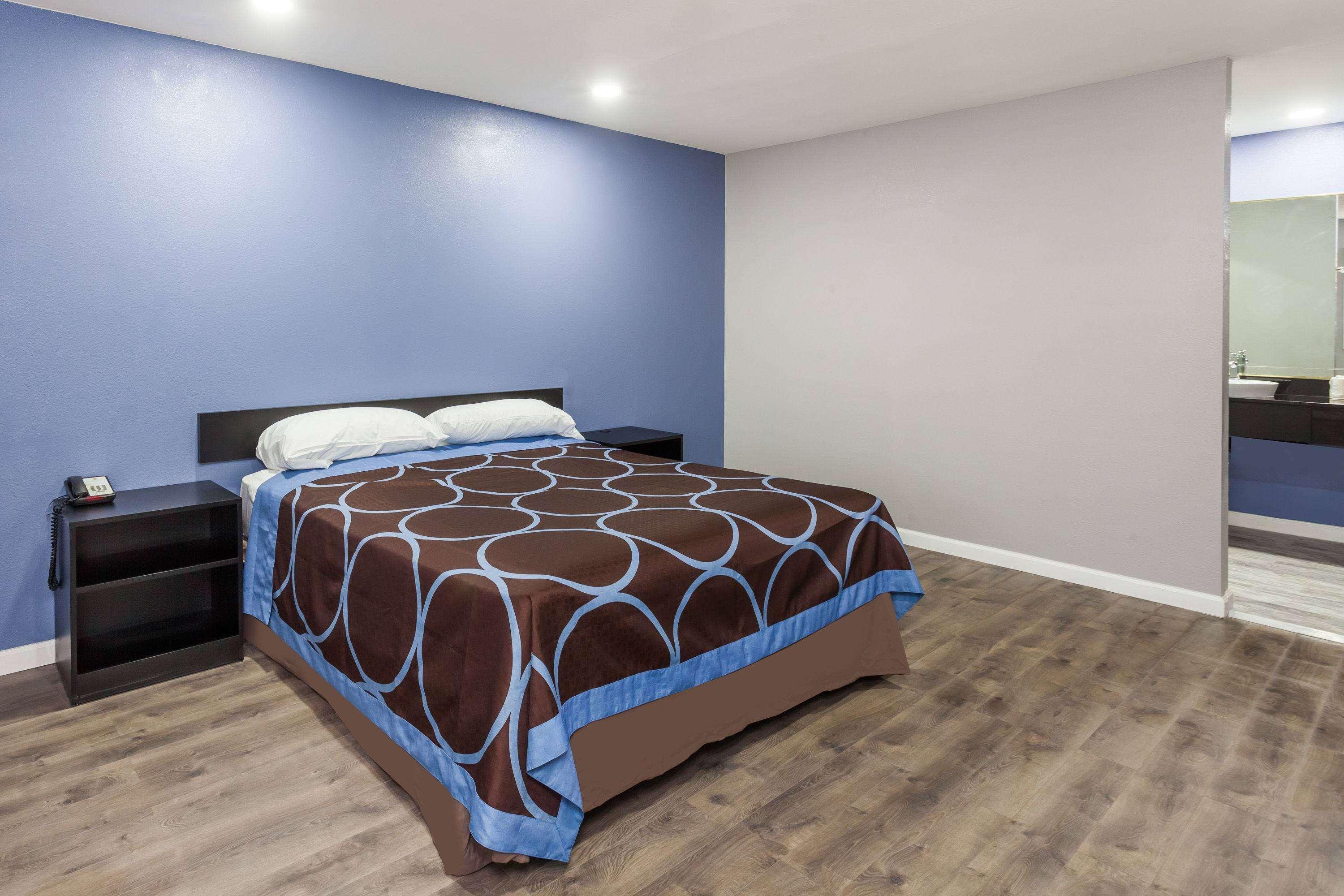 Super 8 By Wyndham Visalia Otel Dış mekan fotoğraf