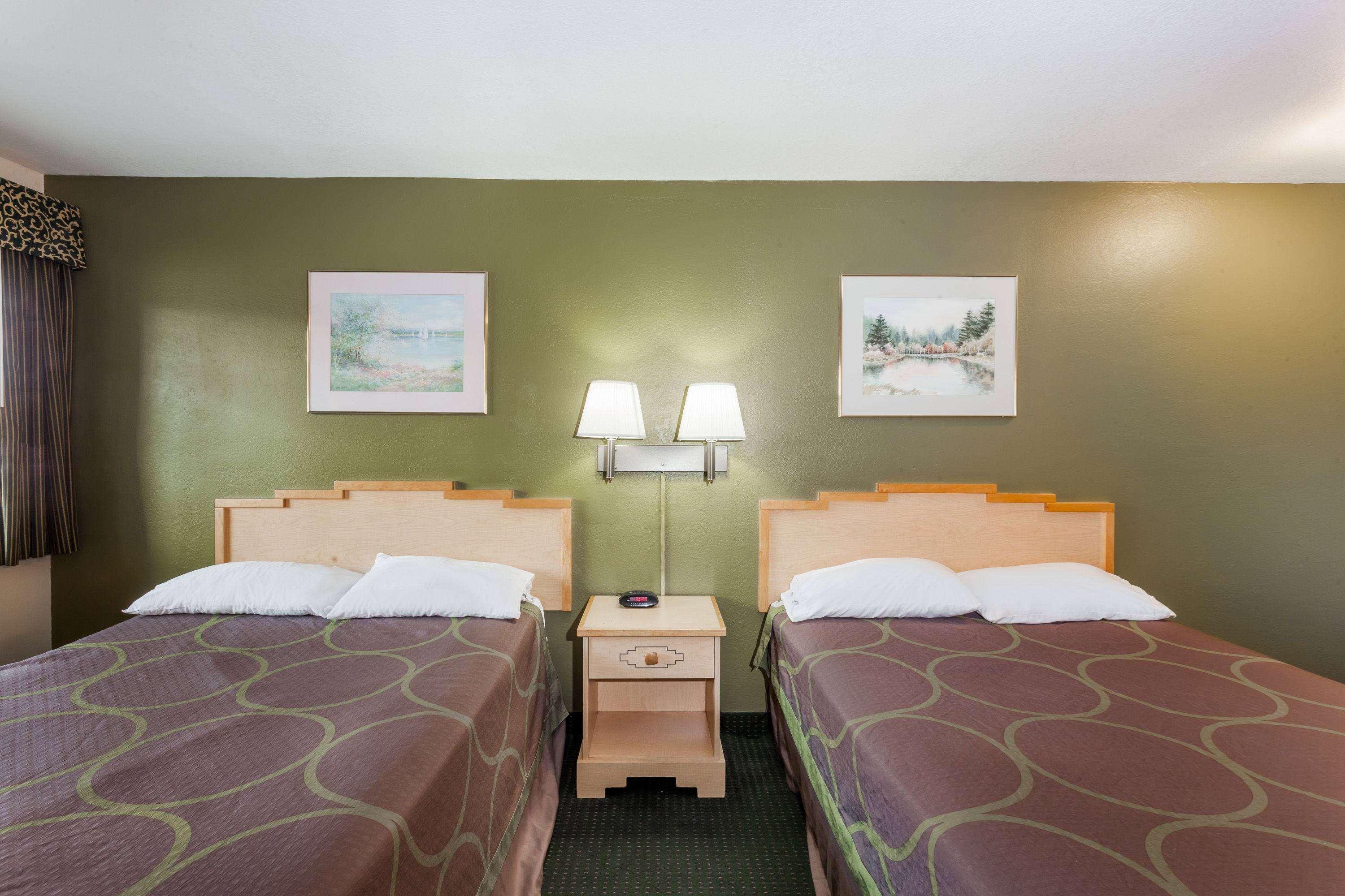 Super 8 By Wyndham Visalia Otel Dış mekan fotoğraf