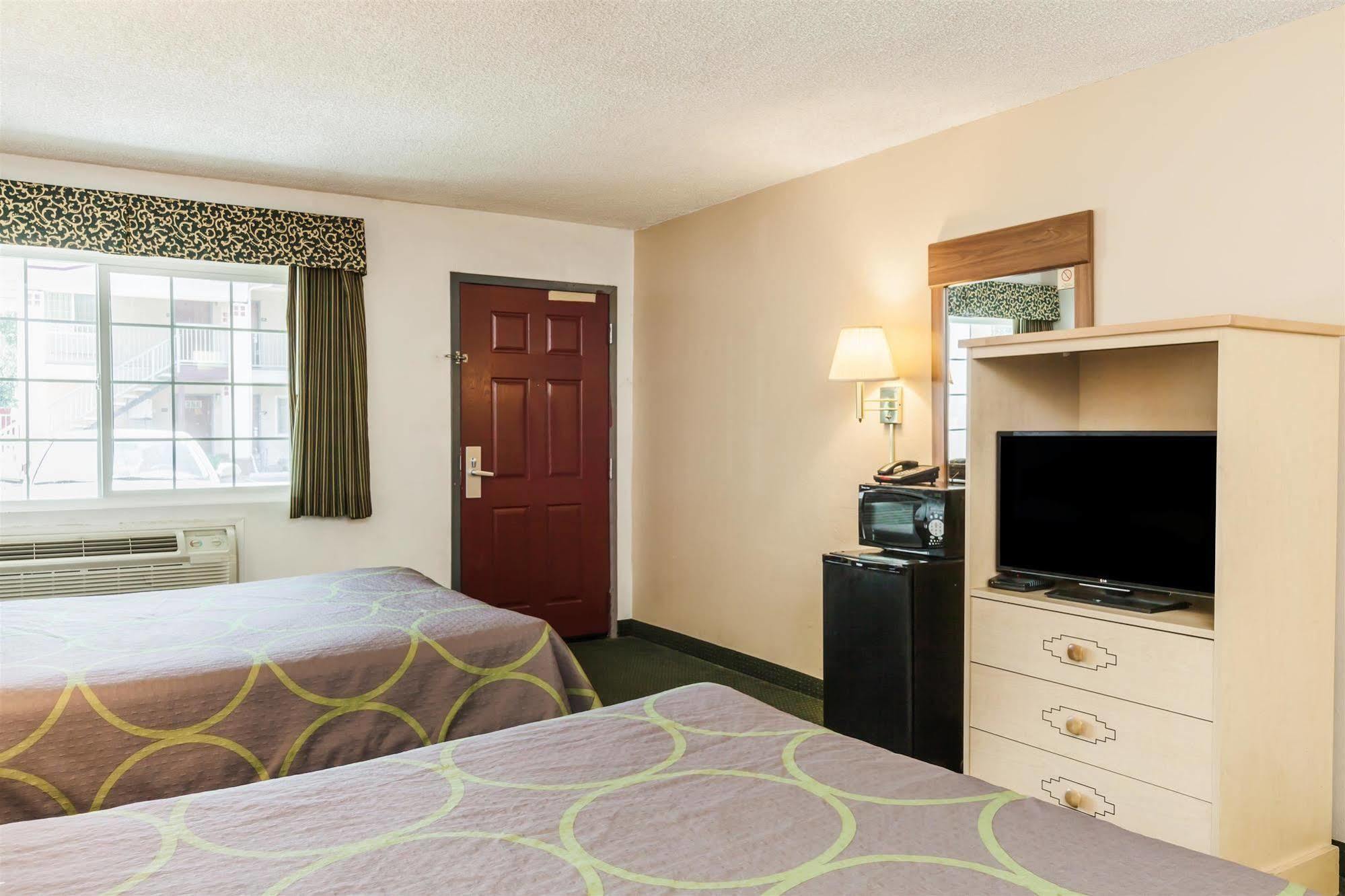Super 8 By Wyndham Visalia Otel Dış mekan fotoğraf