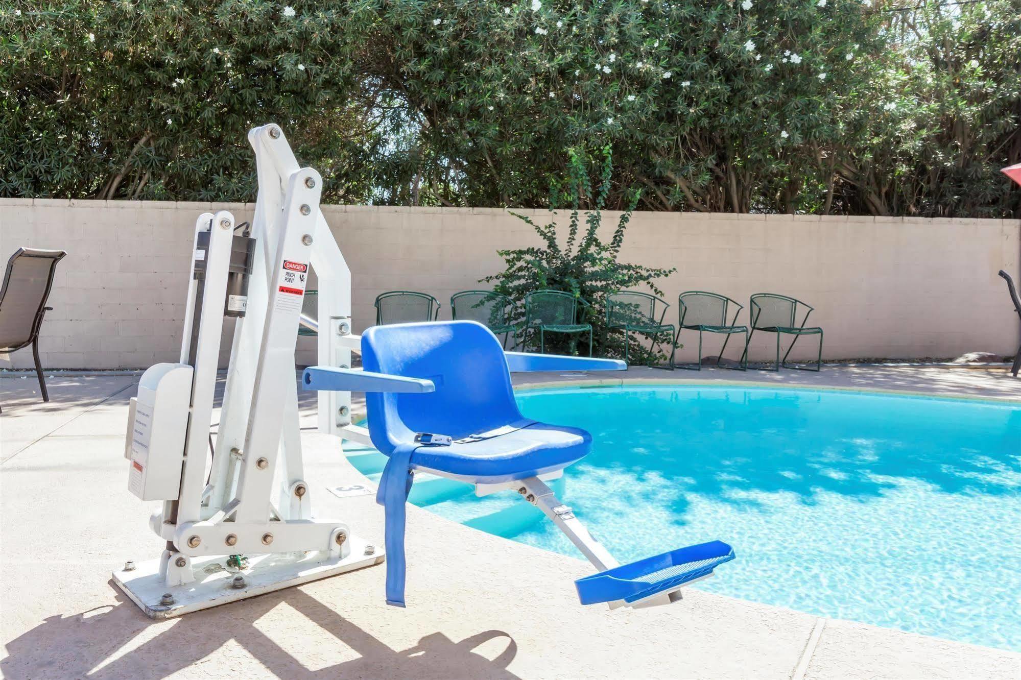 Super 8 By Wyndham Visalia Otel Dış mekan fotoğraf