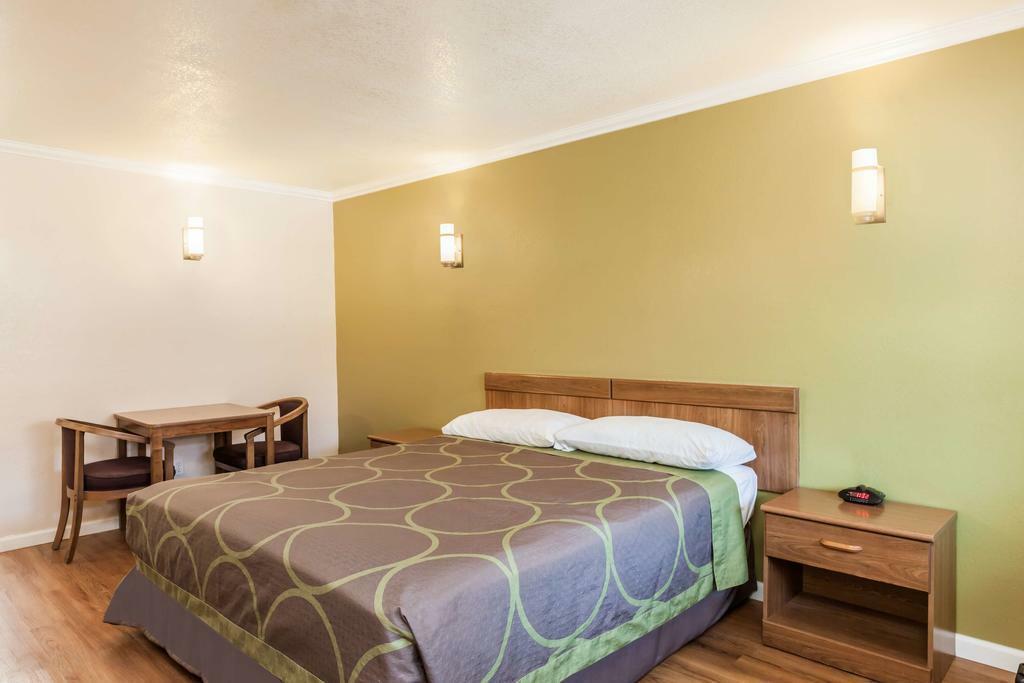 Super 8 By Wyndham Visalia Otel Dış mekan fotoğraf